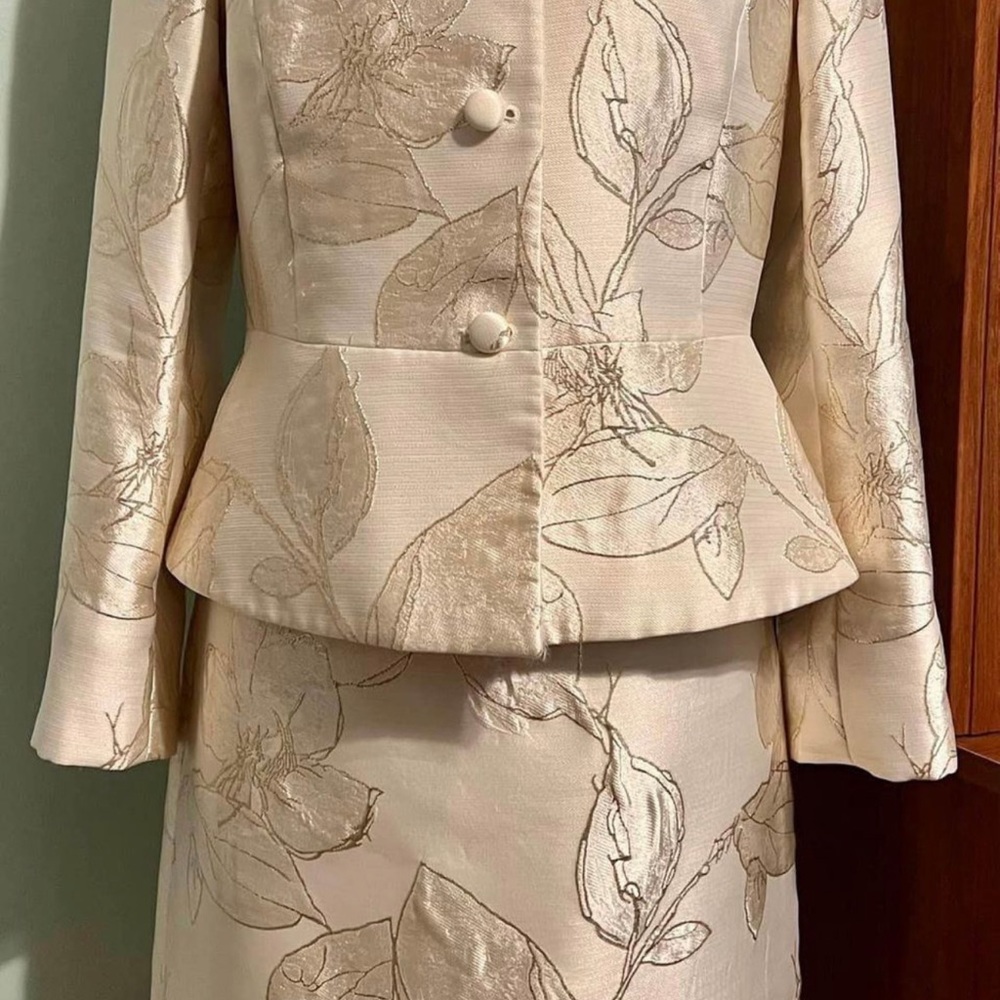 10 p. Tarahi suit